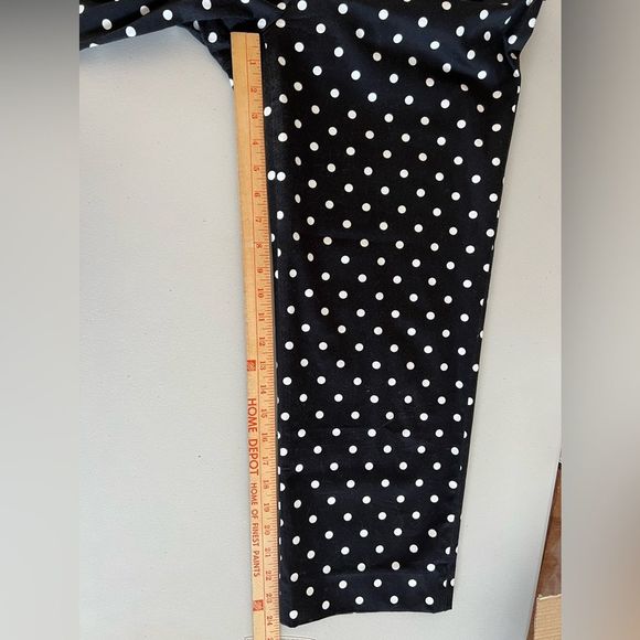 Jones New York Signature Black and White Polka Dot cropped pants. Size 8 - Picture 6 of 8